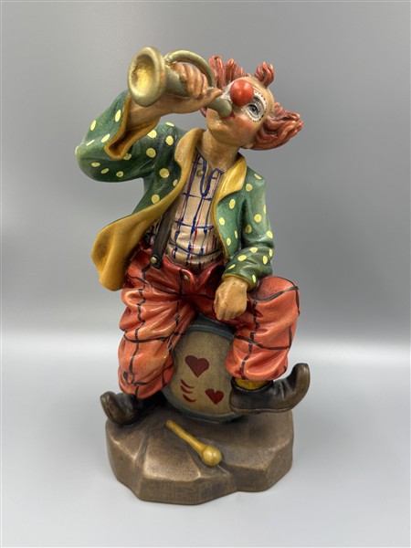 Clown auf Trommel sitzend