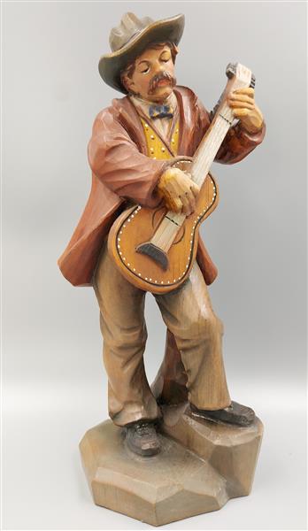 Musikant mit Gitarre aus Zirbelholz