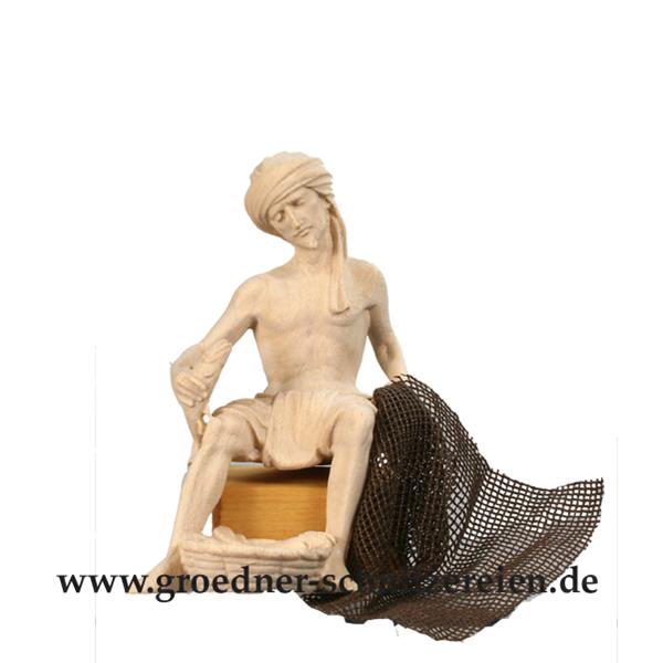 Fischer sitzend auf Holzkiste Fischer sitzend auf Holzkiste