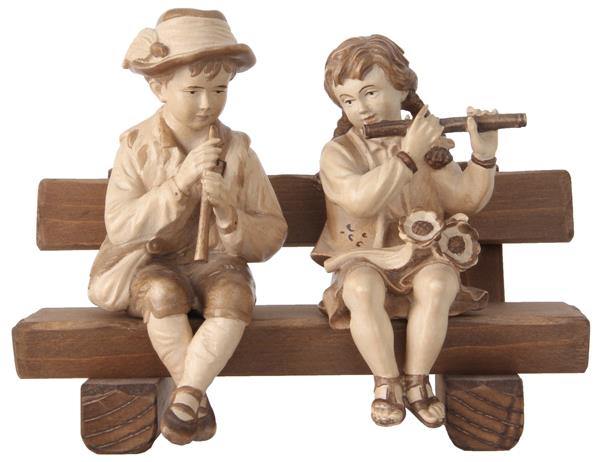 Flötenspieler und Querflötenspielerin auf Bank