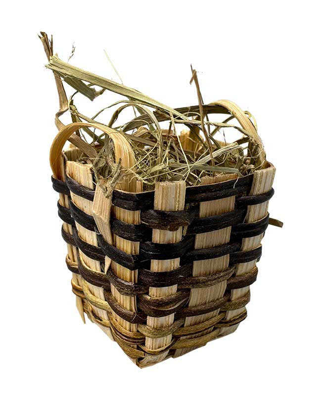 Korb m. Riemen und mit Seegras gefüllt Korb m. Riemen und mit Seegras gefüllt